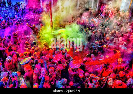 Mathura, Indien. 12. März 2022. Hinduistische Anhänger spielen während des Festivals mit bunten Pulvern (Gulal) im Radharani-Tempel von Nandgaon. Holi Festival of India ist eines der größten bunten Feste in Indien, da viele Touristen und Anhänger sich versammeln, um dieses bunte Ereignis zu beobachten. Das Fest feiert den Beginn des Frühlings die göttliche Liebe von Radha und Krishna und stellt den Sieg des Guten über das Böse dar. (Foto: Avishek das/SOPA Images/Sipa USA) Quelle: SIPA USA/Alamy Live News Stockfoto