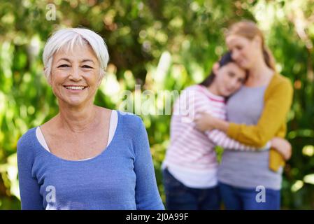 Waren ein gut aussehender Haufen. Aufnahme von drei Generationen von Familienfrauen, die im Freien stehen. Stockfoto