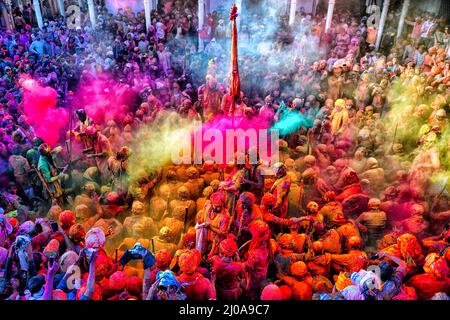 Mathura, Uttar Pradesh, Indien. 12. März 2022. Hinduistische Anhänger spielen während des Festivals mit bunten Pulvern (Gulal) im Radharani-Tempel von Nandgaon. Holi Festival of India ist eines der größten bunten Feste in Indien, da viele Touristen und Anhänger sich versammeln, um dieses bunte Ereignis zu beobachten. Das Fest feiert den Beginn des Frühlings die göttliche Liebe von Radha und Krishna und stellt den Sieg des Guten über das Böse dar. (Bild: © Avishek das/SOPA Images via ZUMA Press Wire) Stockfoto