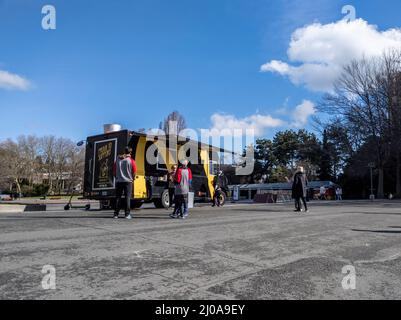 Seattle, WA USA - ca. März 2022: Straßenansicht von Menschen, die sich nach einem Marathonlauf auf einem McDonald's-Food-Truck im Seattle Center anstellen Stockfoto