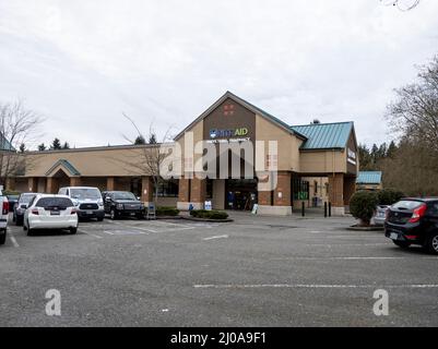 Lynnwood, WA USA - ca. März 2022: Straßenansicht der Außenansicht einer Rite Aid Pharmacy an einem bewölkten, bewölkten Tag. Stockfoto