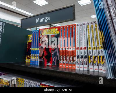 Woodinville, WA USA - ca. Februar 2022: Abgewinkelte Ansicht des beliebten My Hero Academia Manga in einer Barnes and Noble Buchhandlung. Stockfoto
