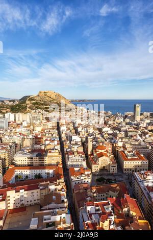 Alicante Alacant Überblick über die Stadt und die Burg Castillo Santa Barbara Reise Urlaub Urlaub Portrait Format in Spanien Europa Stockfoto