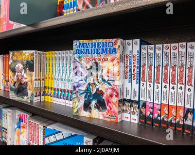 Woodinville, WA USA - ca. Februar 2022: Abgewinkelte Ansicht des beliebten My Hero Academia Manga in einer Barnes and Noble Buchhandlung Stockfoto