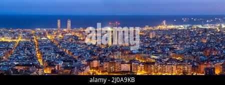 Skyline von Barcelona Stadtübersicht mit Sagrada Familia Kirche Kathedrale Panorama in Spanien Dämmerung Stockfoto