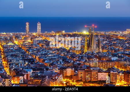 Skyline von Barcelona Stadtübersicht mit der Kathedrale Sagrada Familia in der spanischen Dämmerung Stockfoto