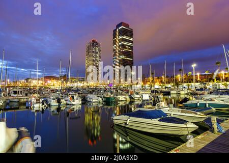 Barcelona Marina Yachthafen Port Olimpic Stadt in der Dämmerung in Spanien Nacht Stockfoto