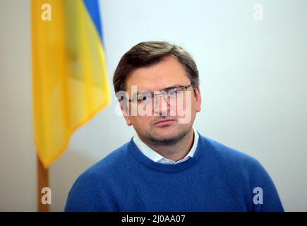 Lviv, Ukraine. 17. März 2022. Der ukrainische Außenminister Dmytro Kuleba ist während seines Treffens mit dem türkischen Außenminister Mevlut Cavusoglu in Lviv, Westukraine, am 17. März 2022 abgebildet. Quelle: Abaca Press/Alamy Live News Stockfoto