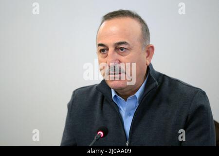 Lviv, Ukraine. 17. März 2022. Der türkische Außenminister Mevlut Cavusoglu ist während seines Treffens mit dem ukrainischen Außenminister Dmytro Kuleba am 17. März 2022 in Lviv, Westukraine, abgebildet. Quelle: Abaca Press/Alamy Live News Stockfoto