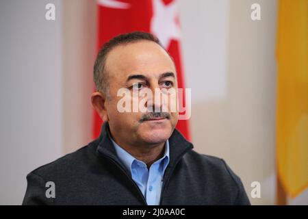 Lviv, Ukraine. 17. März 2022. Der türkische Außenminister Mevlut Cavusoglu ist während seines Treffens mit dem ukrainischen Außenminister Dmytro Kuleba am 17. März 2022 in Lviv, Westukraine, abgebildet. Quelle: Abaca Press/Alamy Live News Stockfoto