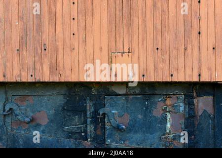 Detail von Holz Abstellgleis über Gusseisen auf antiken Eisenbahnwagen Stockfoto