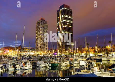 Barcelona Marina Yachthafen Port Olimpic Stadt in der Dämmerung in Spanien Nacht Stockfoto