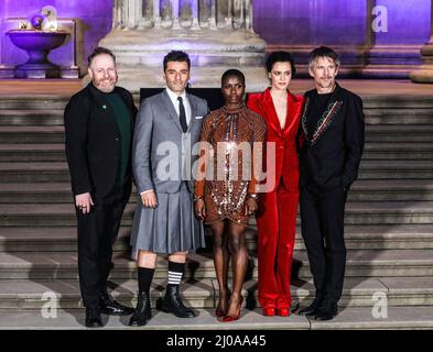 London, Großbritannien. 17. März 2022. (L-R) David Ganly, Oscar Isaac, Ann Akinjirin, May Calamawy und Ethan Hawke nehmen an der britischen Premiere der neuen Disney Plus Marvel-Serie „Moon Knight“ im British Museum in London Teil. Kredit: SOPA Images Limited/Alamy Live Nachrichten Stockfoto