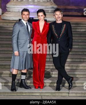 London, Großbritannien. 17. März 2022. (L-R) Oscar Isaac, May Calamawy und Ethan Hawke nehmen an der britischen Premiere der neuen Disney Plus Marvel-Serie „Moon Knight“ im British Museum in London Teil. Kredit: SOPA Images Limited/Alamy Live Nachrichten Stockfoto