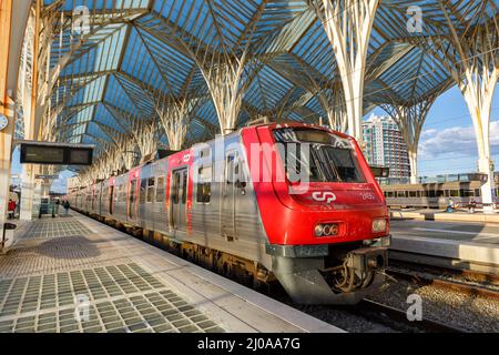 Lissabon, Portugal - 23. September 2021: Zug am Bahnhof Lissabon Lisboa Oriente Moderne Architektur in Portugal. Stockfoto