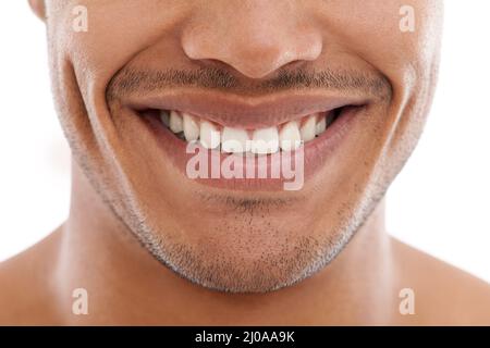 Hes hat ein tolles Lächeln bekommen. Ausgeschnittene Aufnahme eines lächelnden Mannes. Stockfoto