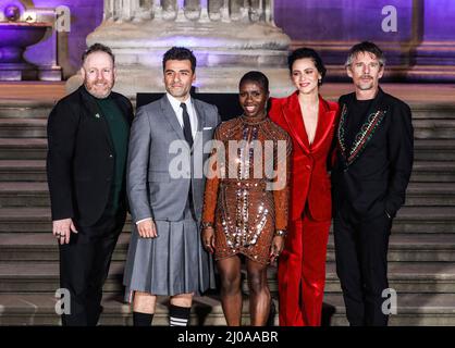 London, Großbritannien. 17. März 2022. (L-R) David Ganly, Oscar Isaac, Ann Akinjirin, May Calamawy und Ethan Hawke nehmen an der britischen Premiere der neuen Disney Plus Marvel-Serie „Moon Knight“ im British Museum in London Teil. (Foto von Brett Cove/SOPA Images/Sipa USA) Quelle: SIPA USA/Alamy Live News Stockfoto