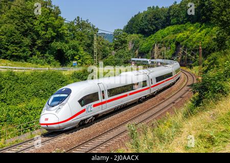 Amstetten, Deutschland - 21. Juli 2021: ICE 3 Hochgeschwindigkeitszug der Deutschen Bahn auf Geislinger Steige bei Amstetten, Deutschland. Stockfoto