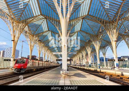 Lissabon, Portugal - 23. September 2021: Zug am Bahnhof Lissabon Lisboa Oriente Moderne Architektur in Portugal. Stockfoto