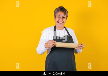 Porträt einer spanischen reifen älteren Frau, die als Bäckerkoch mittleren Alters in Mexiko, Lateinamerika, kocht Stockfoto