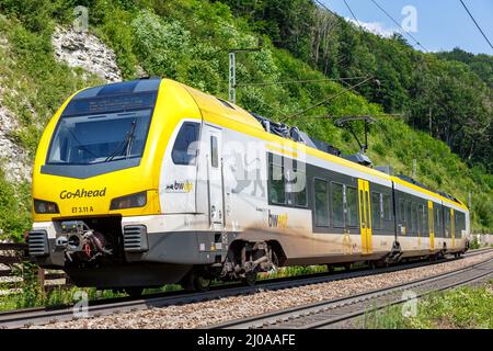 Geislingen, Deutschland - 21. Juli 2021: Regionalzug ab bwegt von GoAhead auf der Geislinger Steige bei Geislingen, Deutschland. Stockfoto