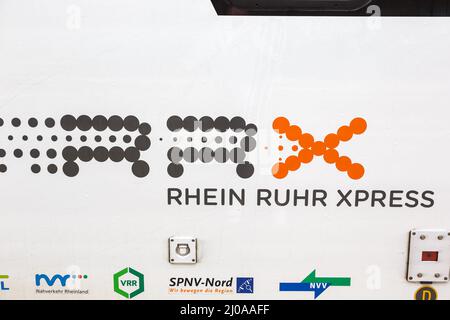 Köln, 3. August 2021: Rhein Ruhr Xpress RRX-Logo auf einem Zug am Kölner Hauptbahnhof Hbf in Köln, Deutschland. Stockfoto