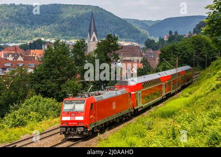 Geislingen, Deutschland - 21. Juli 2021: Regionalzug von bwegt betrieben von DB Regio Deutsche Bahn auf Geislinger Steige bei Geislingen, Deutschland. Stockfoto