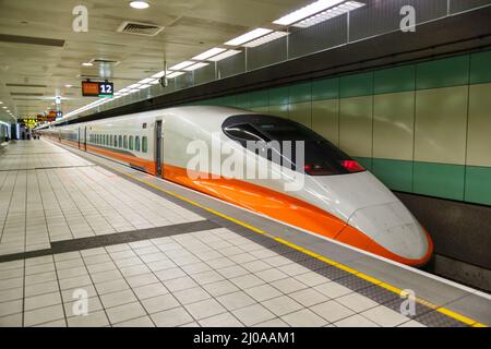 Taipei, Taiwan - 20. Mai 2014: Hochgeschwindigkeitszug Shinkansen 700T am Hauptbahnhof in Taipei, Taiwan. Stockfoto