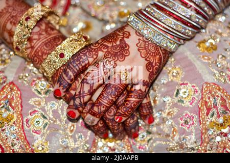 Henna-Muster auf den Händen einer asiatischen Braut Stockfoto