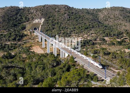 Roda de Bera, Spanien - 20. Februar 2022: Talgo 250 Hochgeschwindigkeitszug der RENFE auf der Hochgeschwindigkeitsbahnstrecke Madrid - Barcelona in der Nähe von Roda de Bera Stockfoto