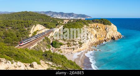 Sitges, Spanien - 20. Februar 2022: Regionalzug Civia, betrieben von RENFE Rodalies de Catalunya in der Nähe von Sitges in Spanien. Stockfoto