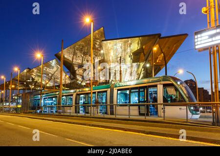 Barcelona, Spanien - 18. Februar 2022: Moderne Alstom Citadis Stadtbahn Straßenbahn öffentlichen Verkehrsmitteln Verkehr Verkehr in Barcelona, Spanien. Stockfoto