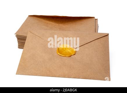 Brauner Bastelumschlag isoliert auf weißem Hintergrund Stockfoto