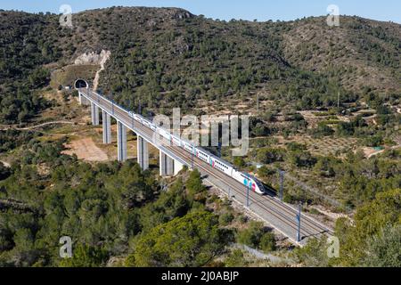 Roda de Bera, Spanien - 20. Februar 2022: TGV Euroduplex Hochgeschwindigkeitszug von Ouigo Espana SNCF auf der Hochgeschwindigkeitsstrecke Madrid - Barcelona n Stockfoto