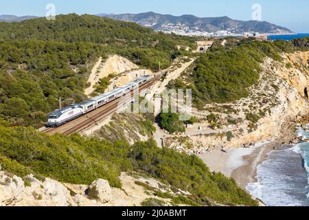 Sitges, Spanien - 20. Februar 2022: Talgo-Zug von RENFE in der Nähe von Sitges in Spanien. Stockfoto