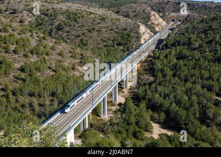 Roda de Bera, Spanien - 20. Februar 2022: AVE Siemens Velaro Hochgeschwindigkeitszug von RENFE auf der Hochgeschwindigkeitsbahnstrecke Madrid-Barcelona bei Roda Stockfoto