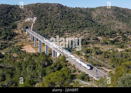 Roda de Bera, Spanien - 20. Februar 2022: Talgo 250 Hochgeschwindigkeitszug der RENFE auf der Hochgeschwindigkeitsbahnstrecke Madrid - Barcelona in der Nähe von Roda de Bera Stockfoto