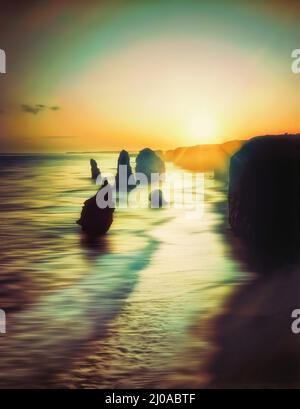 Silhouette der 12 Apostel bei Sonnenuntergang, Shipwreck Coast, Great Ocean Road, Victoria, Australien Stockfoto