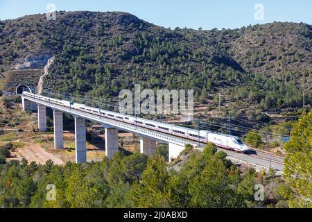 Roda de Bera, Spanien - 20. Februar 2022: Talgo 350 Hochgeschwindigkeitszug der RENFE auf der Hochgeschwindigkeitsbahnstrecke Madrid - Barcelona in der Nähe von Roda de Bera Stockfoto