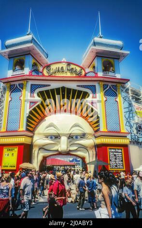 Menschenmassen am Eingang zum Luna Park, Saint Kilda, Melbourne, Victoria, Australien Stockfoto