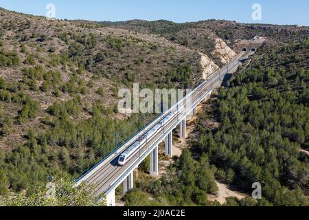 Roda de Bera, Spanien - 20. Februar 2022: Alvia Hochgeschwindigkeitszug der RENFE auf der Hochgeschwindigkeitsbahnstrecke Madrid - Barcelona in der Nähe von Roda de Bera in S Stockfoto