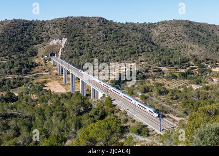 Roda de Bera, Spanien - 20. Februar 2022: AVE Siemens Velaro Hochgeschwindigkeitszug von RENFE auf der Hochgeschwindigkeitsbahnstrecke Madrid-Barcelona bei Roda Stockfoto