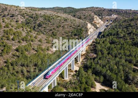 Roda de Bera, Spanien - 20. Februar 2022: Talgo 350 Hochgeschwindigkeitszug von RENFE AVLO auf der Hochgeschwindigkeitsbahnstrecke Madrid - Barcelona bei Roda de Stockfoto