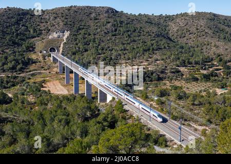 Roda de Bera, Spanien - 20. Februar 2022: AVE Siemens Velaro Hochgeschwindigkeitszug von RENFE auf der Hochgeschwindigkeitsbahnstrecke Madrid-Barcelona bei Roda Stockfoto