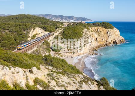 Sitges, Spanien - 20. Februar 2022: Regionalzug Rodalies de Catalunya von RENFE in der Nähe von Sitges in Spanien. Stockfoto