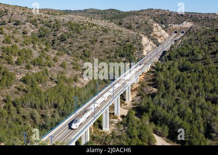 Roda de Bera, Spanien - 20. Februar 2022: Talgo 250 Hochgeschwindigkeitszug der RENFE auf der Hochgeschwindigkeitsbahnstrecke Madrid - Barcelona in der Nähe von Roda de Bera Stockfoto