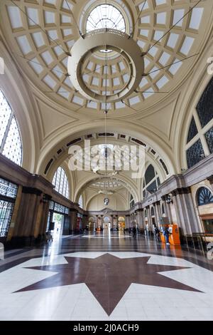 Barcelona, Spanien - 19. Februar 2022: Eisenbahnarchitektur des Bahnhofs Estacio de Franca in Barcelona, Spanien. Stockfoto