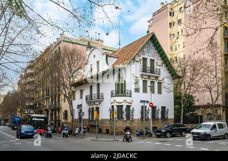 Ein herausragendes Beispiel für die Gebäudefassade der späten Moderne in Barcelona, Spanien. Stockfoto