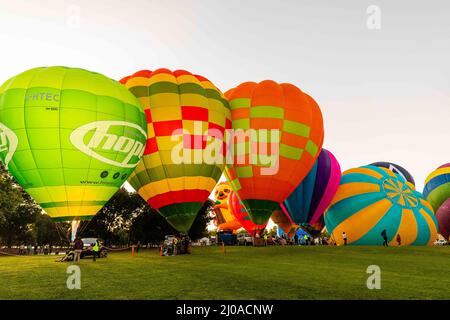 Canberra, Australien. 18. März 2022. Heißluftballons werden während des jährlichen Canberra Balloon Spectacular Festivals in Canberra, Australien, am 18. März 2022, gesehen. Das jährliche Canberra Balloon Spectacular Festival, ein Heißluftballonfestival, das in der australischen Hauptstadt gefeiert wird, findet dieses Jahr vom 12. Bis 20. März statt. Quelle: Chu Chen/Xinhua/Alamy Live News Stockfoto