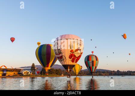 Canberra, Australien. 18. März 2022. Heißluftballons werden am Himmel während des jährlichen Canberra Balloon Spectacular Festivals in Canberra, Australien, am 18. März 2022, gesehen. Das jährliche Canberra Balloon Spectacular Festival, ein Heißluftballonfestival, das in der australischen Hauptstadt gefeiert wird, findet dieses Jahr vom 12. Bis 20. März statt. Quelle: Chu Chen/Xinhua/Alamy Live News Stockfoto